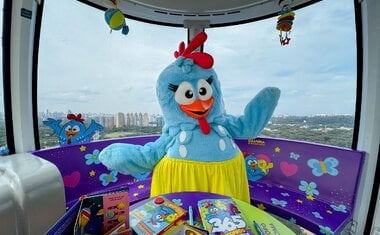 Galinha Pintadinha leva mães e filhos às alturas com experiência mágica na Roda Rico